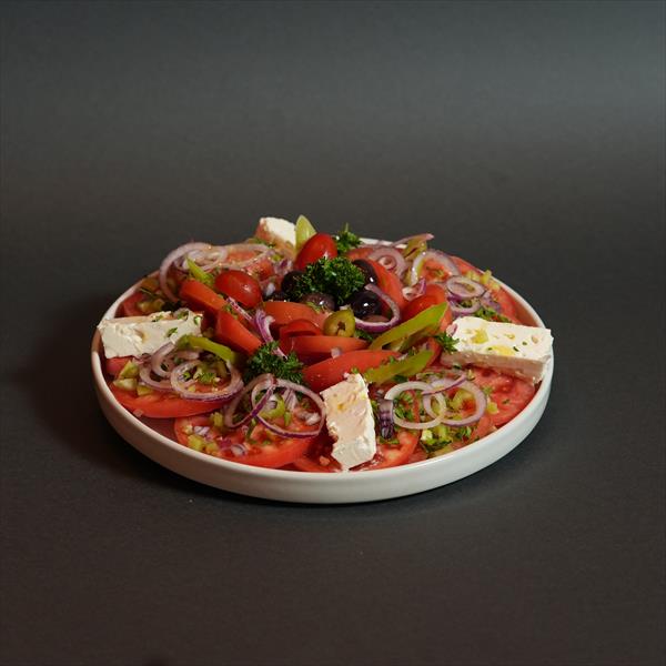 ДОМАТИ НА КРУГ СО СИРЕЊЕ И КРОМИД НА ДАСКА